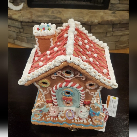 Pastel Cupcake and Gingerbread Man House-NWT - Picture 3 of 9